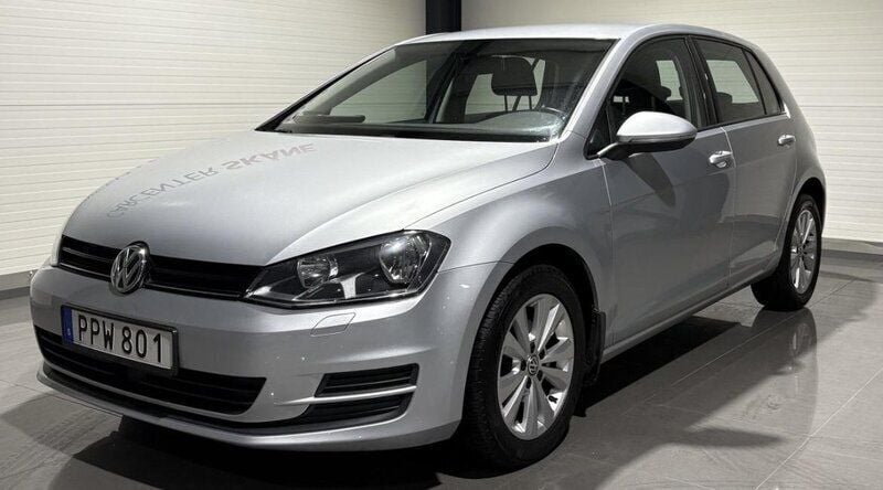 Silver Begagnad 2014 VW Golf VII Halvkombi | 85 999 kr (Marknadspris) - Bild 1/4