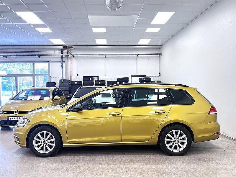 Begagnad VW Golf VII 110 HK (80 kW) 2017 Curcuma yellow metallic Kombi