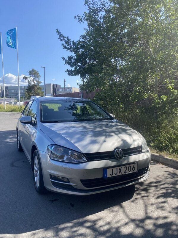 Silver Begagnad 2014 VW Golf VII Halvkombi | 79 900 kr (Marknadspris) - Bild 1/4