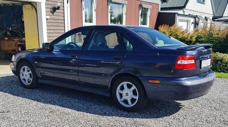 Blå Begagnad 2001 Volvo S40 Sedan | 25 000 kr (Lite dyr) - Bild 1/4