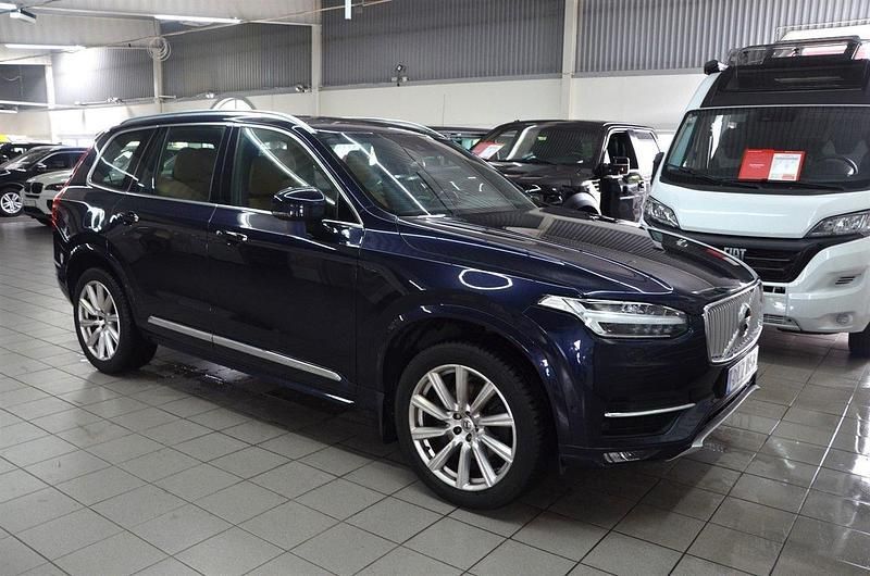 Mörkblå Begagnad 2017 Volvo XC90 Inscription SUV | 329 900 kr (Bra pris) - Bild 1/4