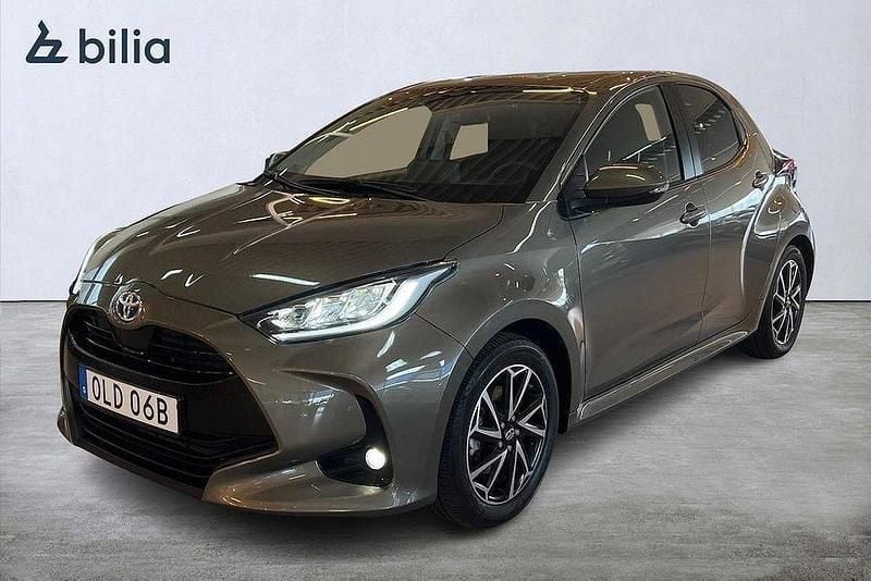 Grön Begagnad 2023 Toyota Yaris Hybrid Active Halvkombi | 239 900 kr (Marknadspris) - Bild 1/4