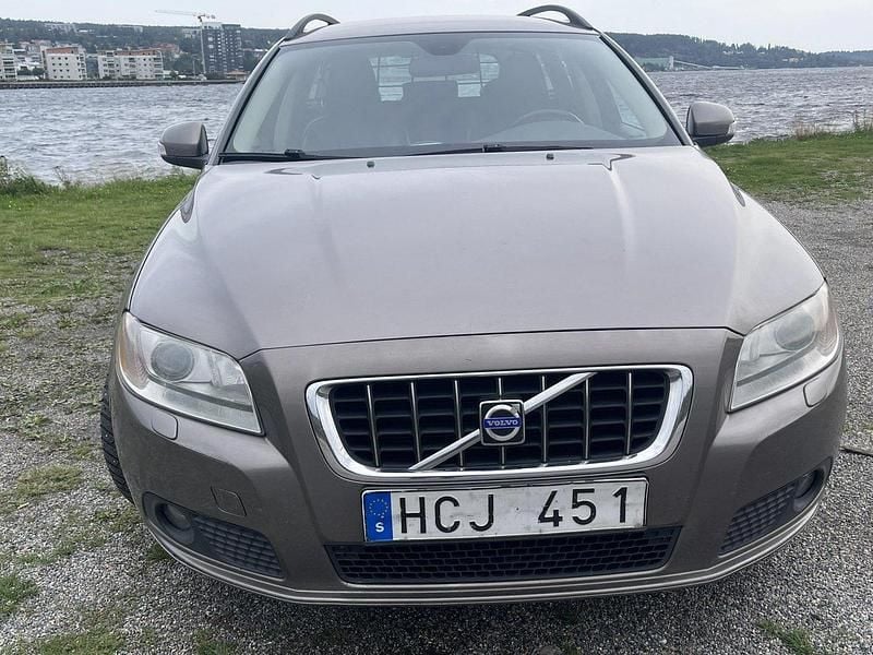 Grå Begagnad 2009 Volvo V70 Momentum Kombi | 39 900 kr (Superpris) - Bild 1/4