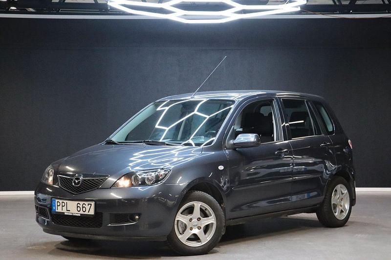 Grå Begagnad 2006 Mazda 2 Comfort Halvkombi | 54 900 kr - Bild 1/4