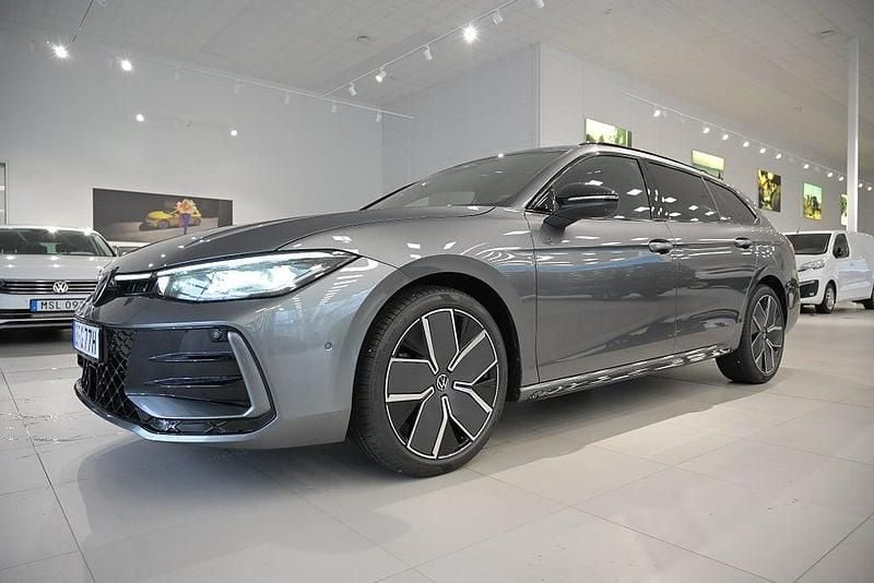 Grå Ny 2026 VW Passat Kombi | 599 800 kr (Dyr) - Bild 1/3