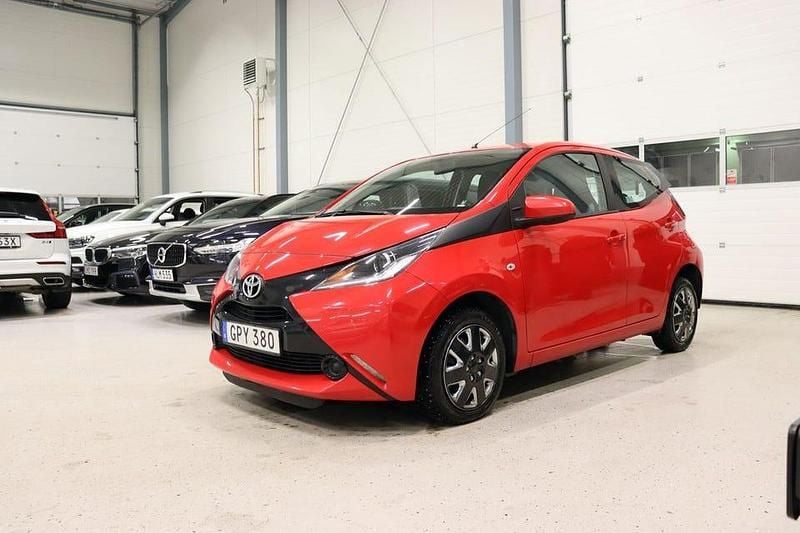 Röd Begagnad 2015 Toyota Aygo Halvkombi | 69 800 kr (Marknadspris) - Bild 1/4
