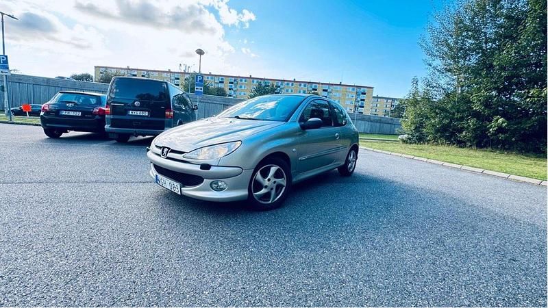 Grå Begagnad 2005 Peugeot 206 Halvkombi | 19 999 kr (Marknadspris) - Bild 1/4