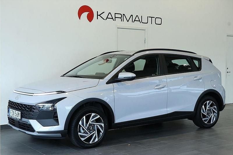 Grå Begagnad 2024 Hyundai Bayon Essential SUV | 286 800 kr (Lite dyr) - Bild 1/4
