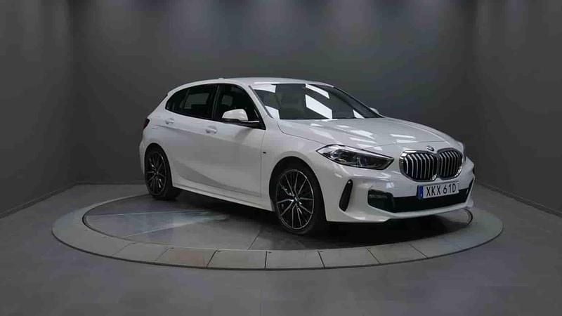 Vit Begagnad 2022 BMW 118 Halvkombi | 265 000 kr - Bild 1/1