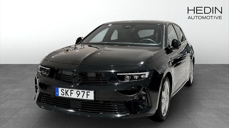 Svart (black) Begagnad 2022 Opel Astra GS Line Halvkombi | 309 900 kr (Dyr) - Bild 1/4