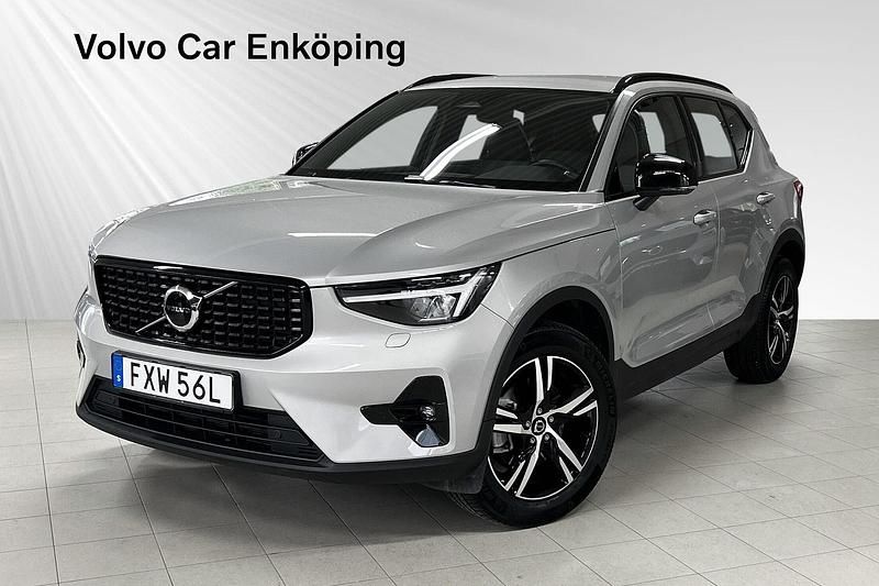 Silver Begagnad 2025 Volvo XC40 SUV | 369 900 kr (Marknadspris) - Bild 1/4