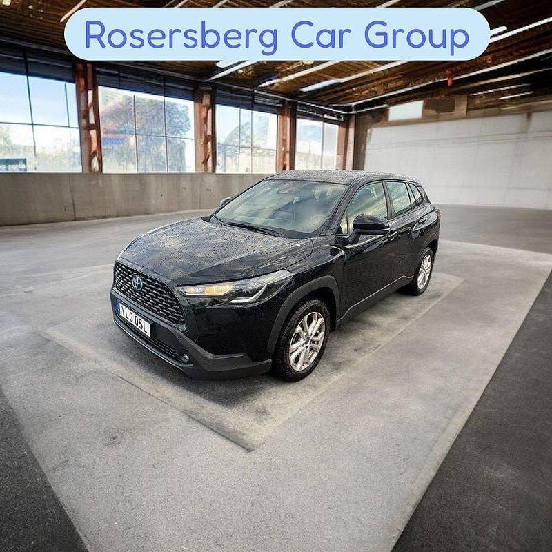 Svart Begagnad 2023 Toyota Corolla Cross Active SUV | 369 875 kr (Marknadspris) - Bild 1/1