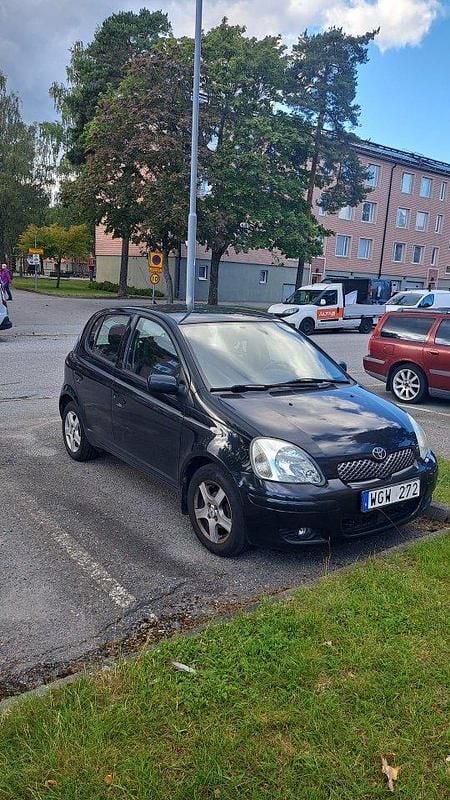 Svart Begagnad 2004 Toyota Yaris Halvkombi | 27 000 kr (Marknadspris) - Bild 1/2