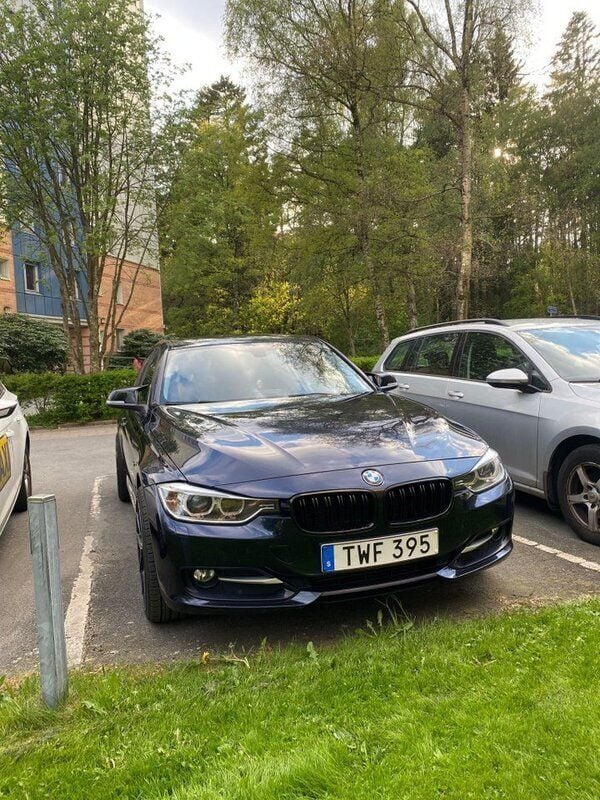 Blå Begagnad 2015 BMW 318 Performance Sedan | 149 900 kr (Lite dyr) - Bild 1/4