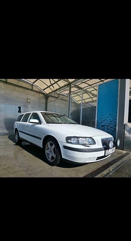 Begagnad 2004 Volvo V70 Kombi | 38 000 kr (Marknadspris) - Bild 1/4
