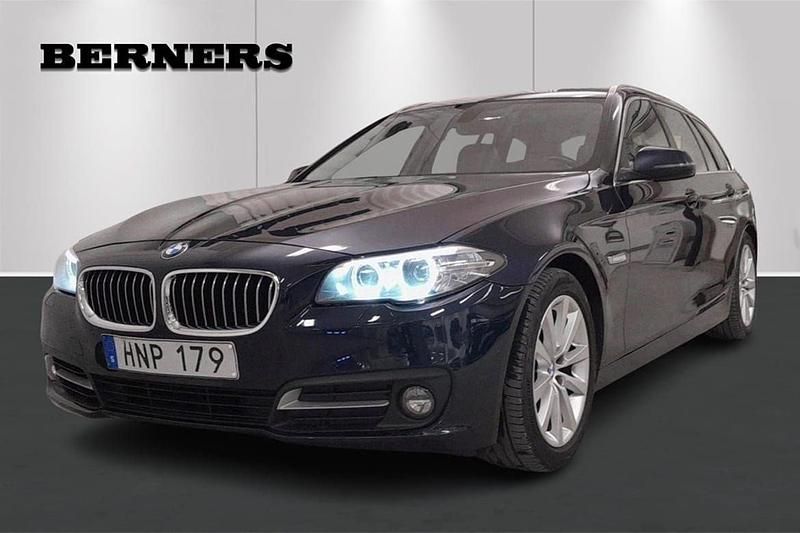 Blå Begagnad 2016 BMW 520 Kombi | 174 900 kr (Marknadspris) - Bild 1/4
