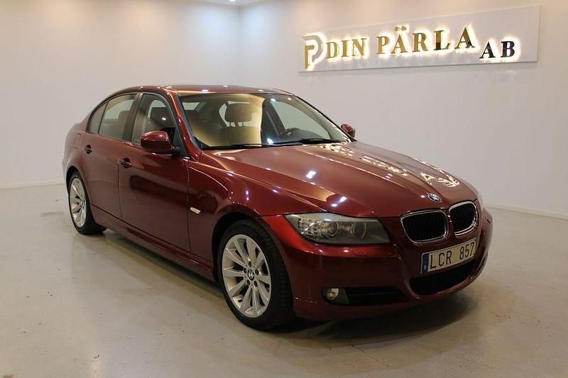 Röd Begagnad 2011 BMW 316 Sedan | 69 900 kr (Marknadspris) - Bild 1/4