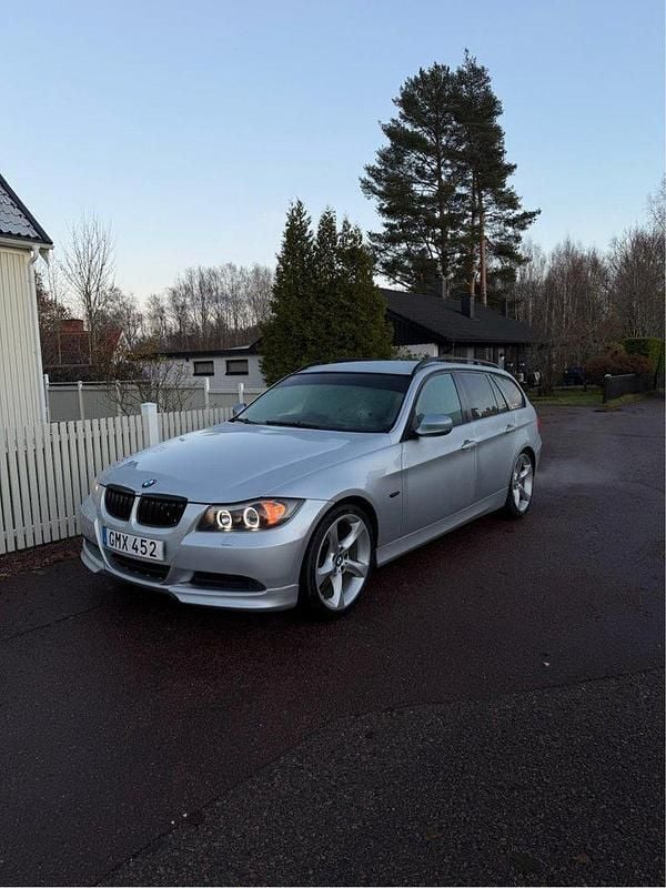 Grå Begagnad 2008 BMW 320 Sport Line Kombi | 39 000 kr (Superpris) - Bild 1/4