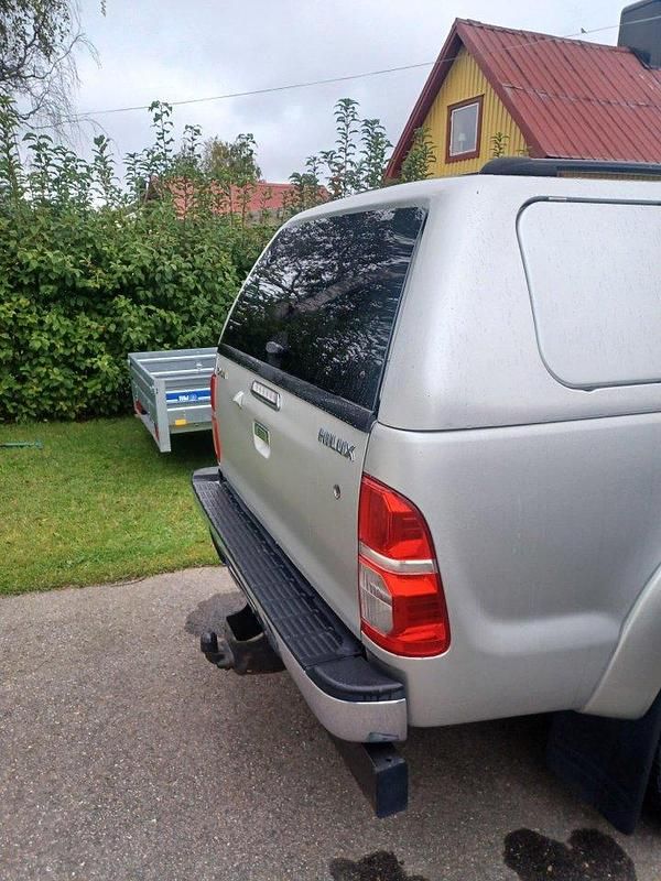 Silver Begagnad 2012 Toyota HiLux Pickup | 184 900 kr (Marknadspris) - Bild 1/4