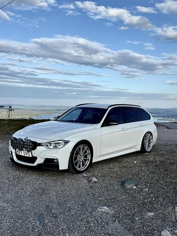 Vit Begagnad 2017 BMW 320 M Sport Kombi | 209 900 kr (Marknadspris) - Bild 1/4
