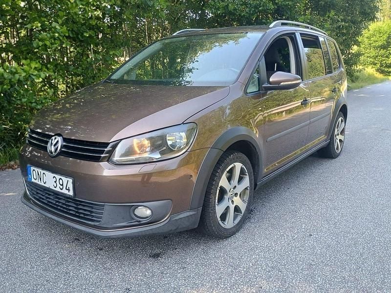 Brun Begagnad 2012 VW Touran Cross Minibuss | 84 900 kr (Marknadspris) - Bild 1/4
