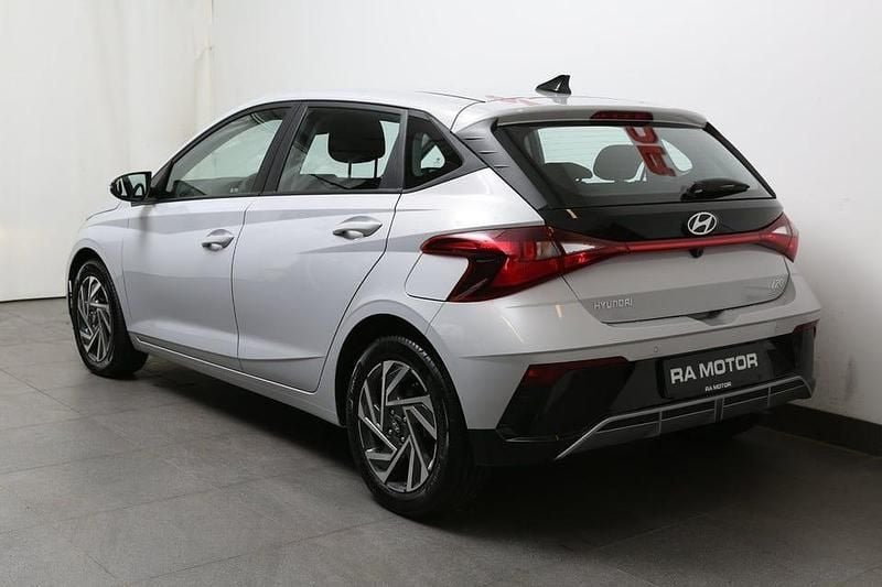 Begagnad Hyundai i20 Essential 101 HK (74 kW) 2024 Grå Halvkombi