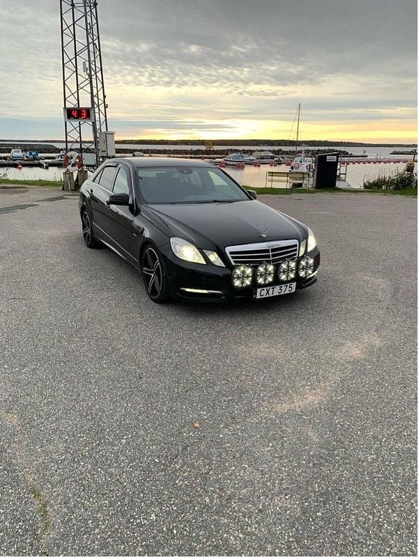Svart Begagnad 2011 Mercedes E220 Avantgarde Sedan | 95 000 kr (Lite dyr) - Bild 1/4