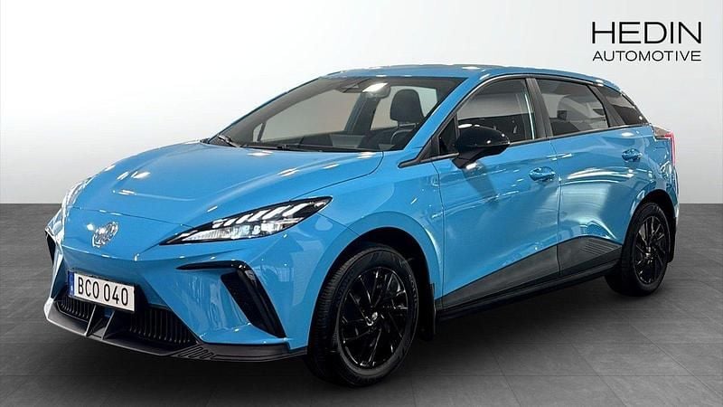 Blå (blue) Begagnad 2023 MG MG4 EV Halvkombi | 244 900 kr (Marknadspris) - Bild 1/4