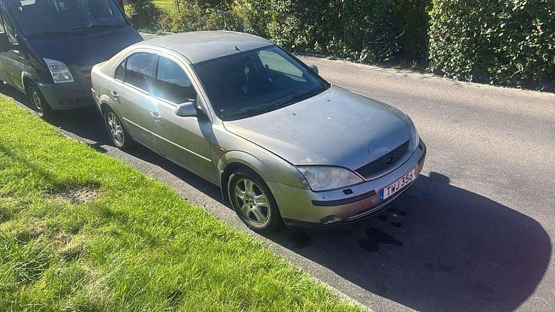 Silver Begagnad 2003 Ford Mondeo Halvkombi | 10 000 kr (Superpris) - Bild 1/4