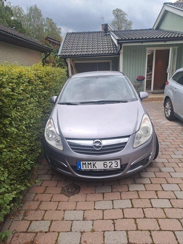 Grå Begagnad 2007 Opel Corsa Halvkombi | 30 000 kr (Marknadspris) - Bild 1/2