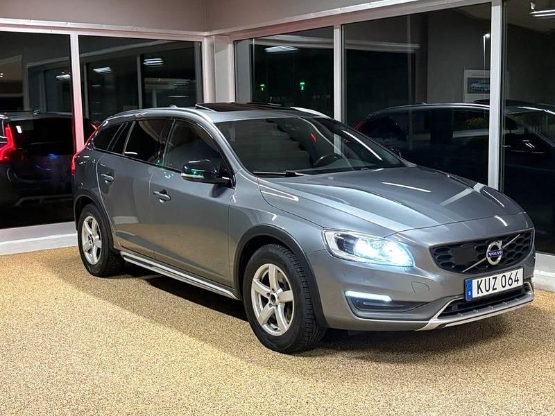 Grå Begagnad 2015 Volvo V60 CC Summum Kombi | 149 900 kr (Lite dyr) - Bild 1/4