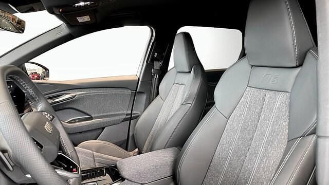 Ny Audi Q6 e-tron S-Line 284 kW (387 HK) 2025 Daytonagrå pärleffekt SUV