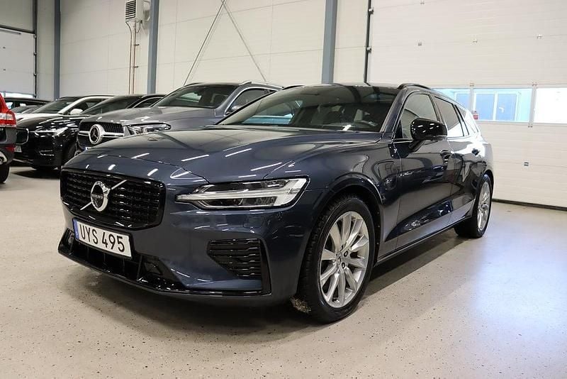 Mörkblå (blå) Begagnad 2022 Volvo V60 R-Design Kombi | 444 800 kr (Marknadspris) - Bild 1/4