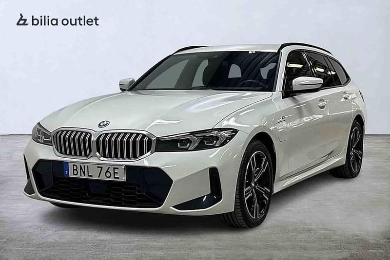 Begagnad BMW 330e Shadowline 2025 Vit Kombi