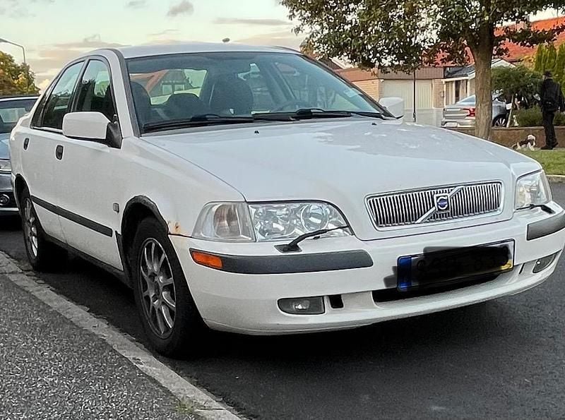 Vit Begagnad 2001 Volvo S40 Sedan | 12 000 kr (Superpris) - Bild 1/4