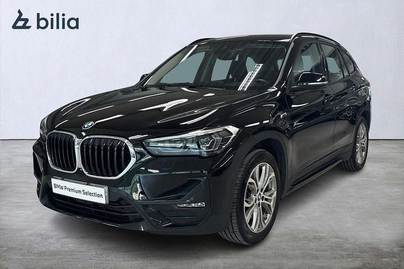 Svart Begagnad 2022 BMW X1 Sport Line SUV | 304 900 kr (Marknadspris) - Bild 1/4