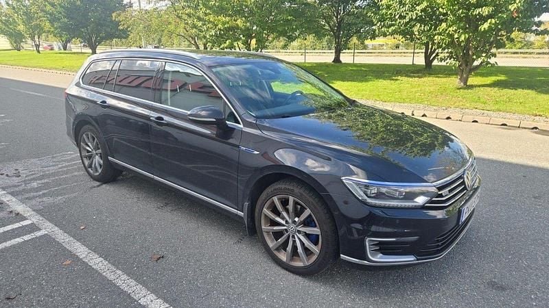 Svart Begagnad 2017 VW Passat GTE Kombi | 119 000 kr (Bra pris) - Bild 1/4