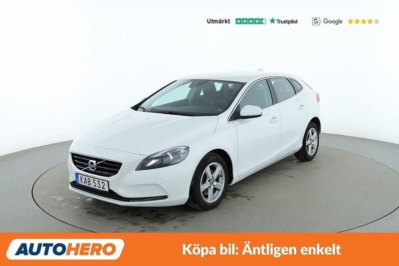 Begagnad Volvo V40 Momentum 124 HK (91 kW) 2015 Vit Halvkombi