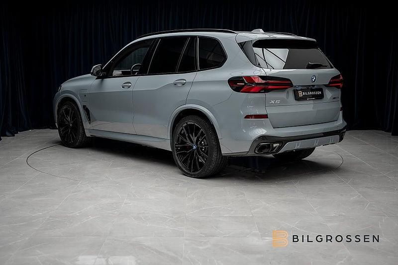Begagnad BMW X5 M Sport 490 HK (360 kW) 2024 Grå SUV
