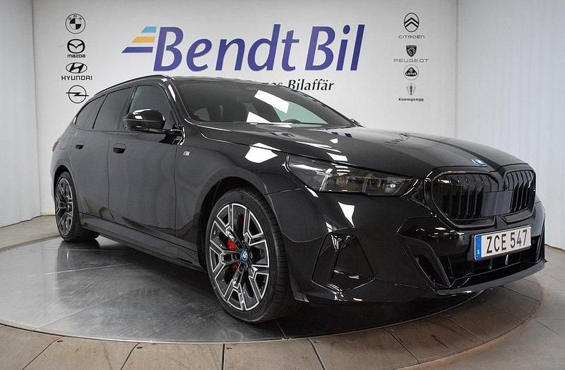 Sophisto grey brilliant effect Begagnad 2024 BMW i5 M Sport Sedan | 749 500 kr (Bra pris) - Bild 1/4