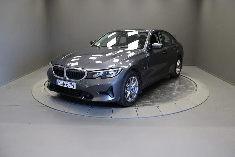 Grå Begagnad 2021 BMW 330e Sport Line Sedan | 309 000 kr (Bra pris) - Bild 1/4
