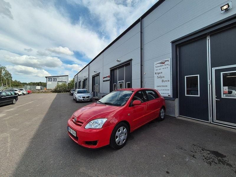 Röd Begagnad 2005 Toyota Corolla Halvkombi | 27 900 kr (Marknadspris) - Bild 1/4