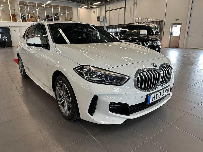Vit (alpinvit) Begagnad 2023 BMW 118 M Sport Halvkombi | 309 000 kr (Dyr) - Bild 1/4