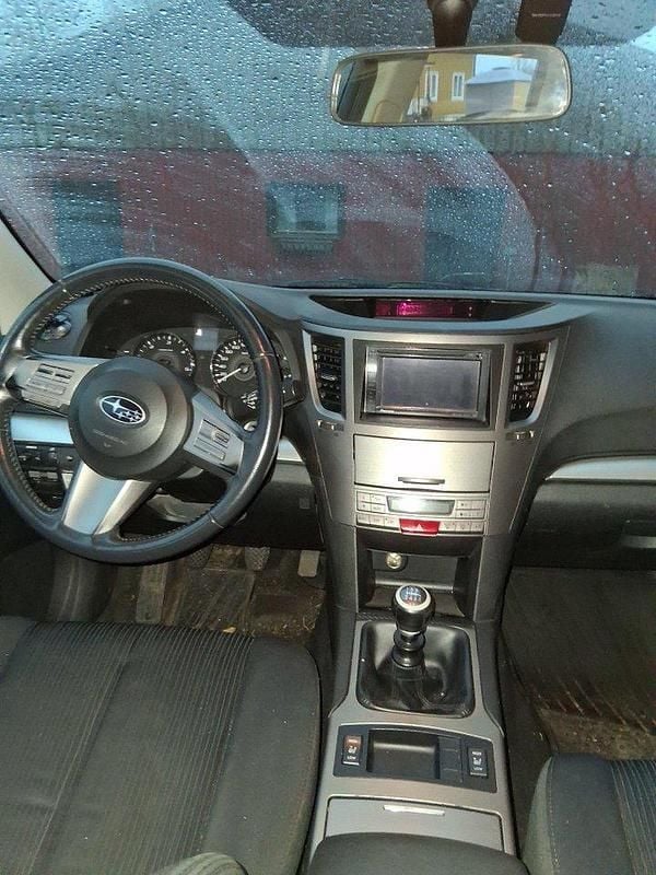 Silver Begagnad 2011 Subaru Legacy Kombi | 25 000 kr (Bra pris) - Bild 1/4