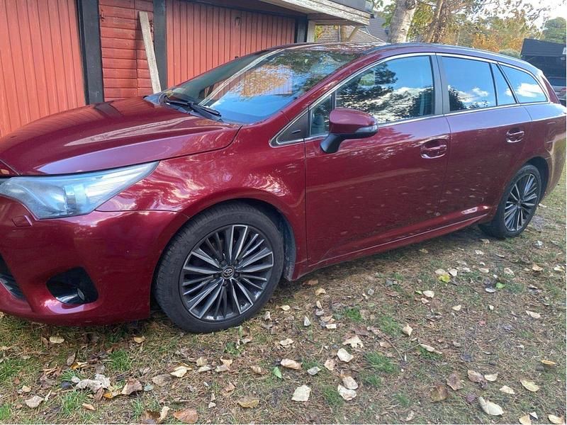 Röd Begagnad 2017 Toyota Avensis Active Kombi | 149 900 kr (Marknadspris) - Bild 1/4