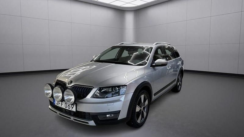 Silver Begagnad 2017 Skoda Octavia Scout Kombi | 187 500 kr (Marknadspris) - Bild 1/4