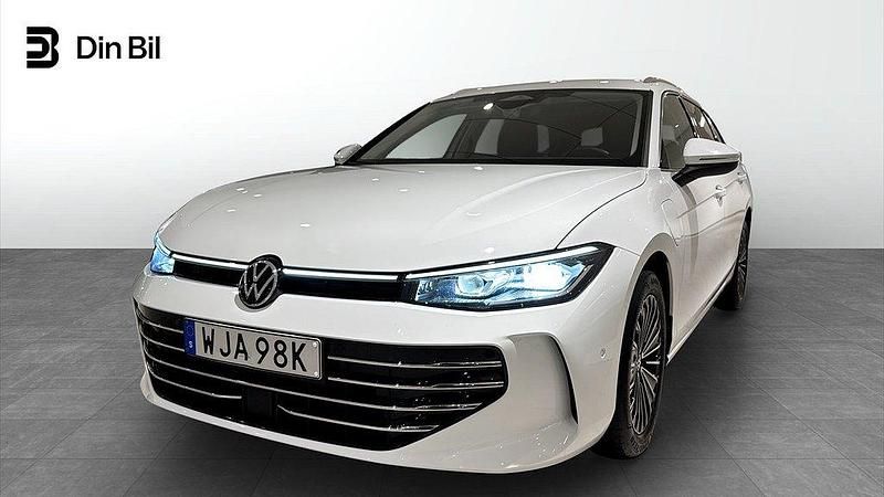 Vit (pure white) Begagnad 2024 VW Passat Elegance Kombi | 459 900 kr - Bild 1/4