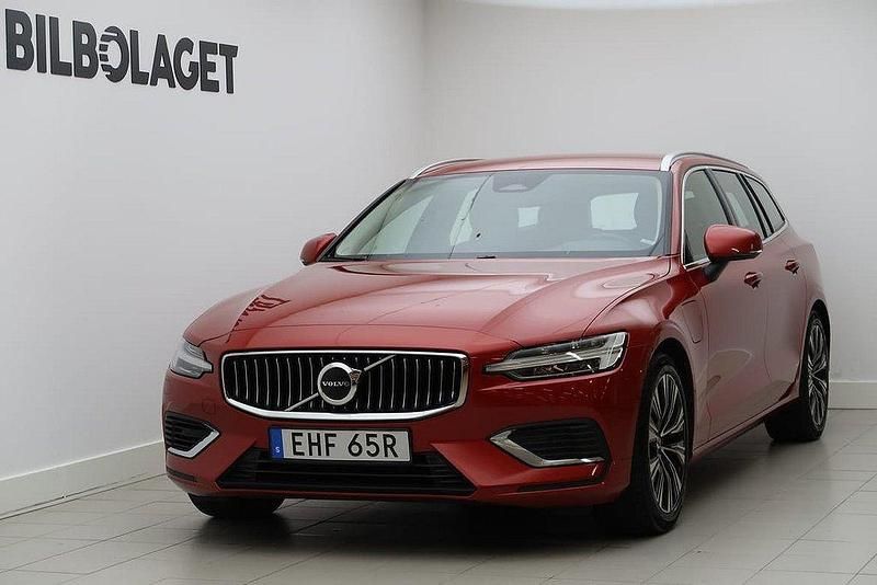 Röd Begagnad 2022 Volvo V60 Core Kombi | 374 800 kr (Marknadspris) - Bild 1/4