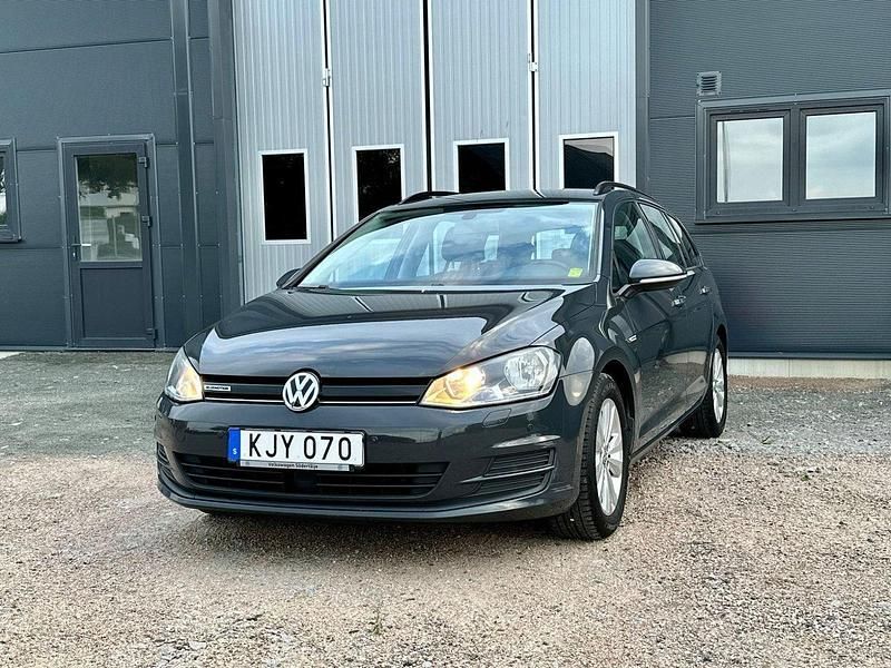 Mörkgrå (grå) Begagnad 2016 VW Golf VII Kombi | 72 000 kr (Bra pris) - Bild 1/4