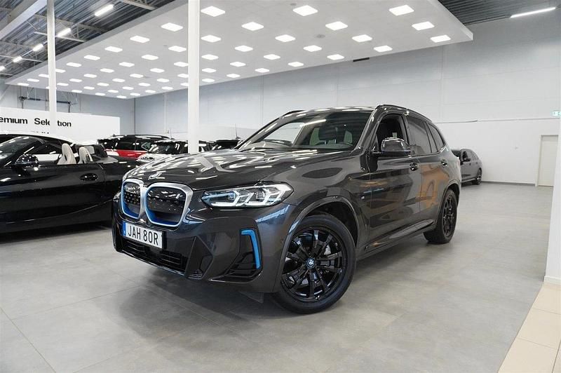 Grå Begagnad 2023 BMW iX3 M Sport SUV | 529 800 kr (Marknadspris) - Bild 1/4